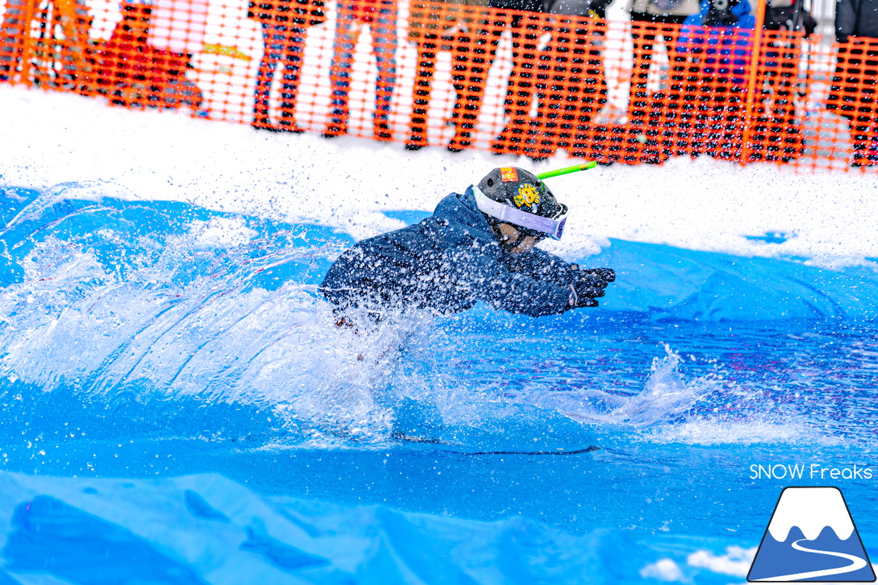 富良野スキー場｜季節は、まだ冬？それとも…？小雪が舞い、たくさんの雪が残る富良野スキー場で、春の恒例イベント『春スキー池渡り大会』開催(^^)/